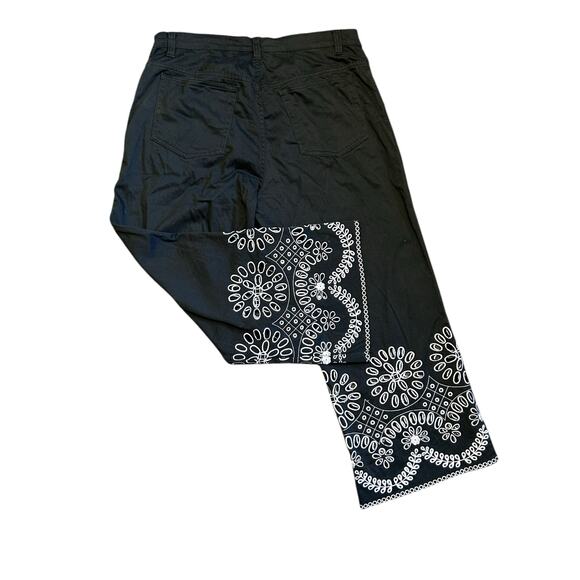 V Very Vera Black Embroidered Crop Pants Women’s 14 Boho Floral Capri - Picture 3 of 7